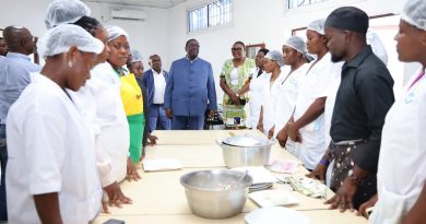 Le Maire de la Ville de Douala auprès des Filles-Mères au Centre Multifonctionnel de Bépanda