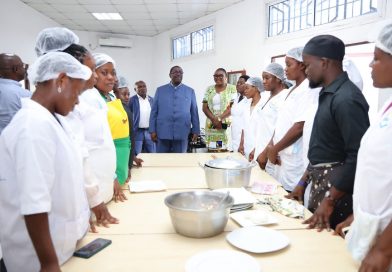 Le Maire de la Ville de Douala auprès des Filles-Mères au Centre Multifonctionnel de Bépanda